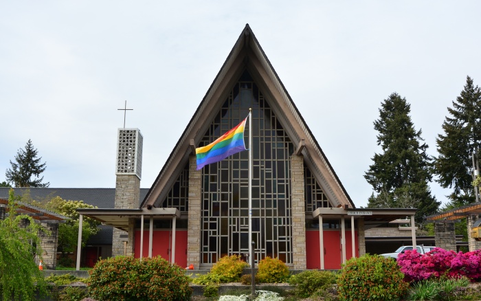 西雅圖的桑德點社區聯合衛理公會（Seattle SandPoint Community United Methodist Church）在2014 年 4 月揚起了一面彩虹旗。（Wikimedia）